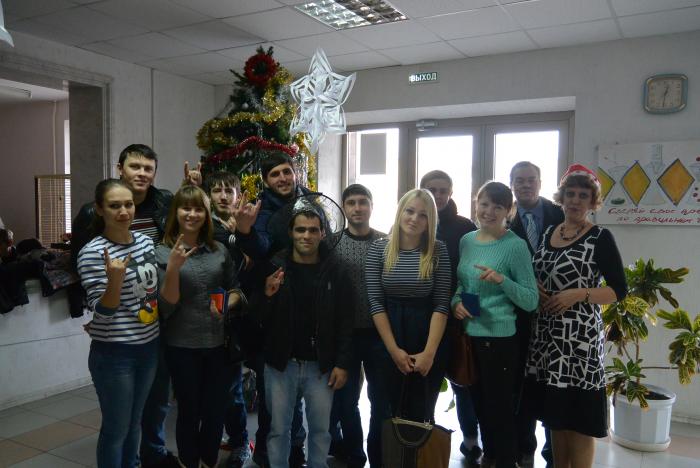 С первокурсниками возле елки