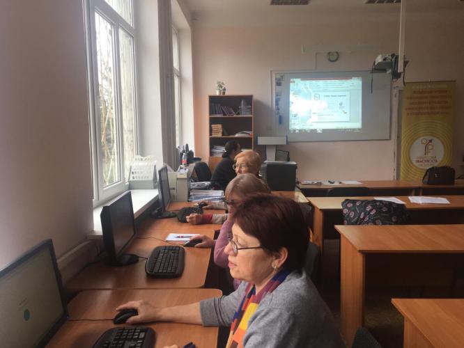 Employees of the Agrarian University help older people to master remote financial services