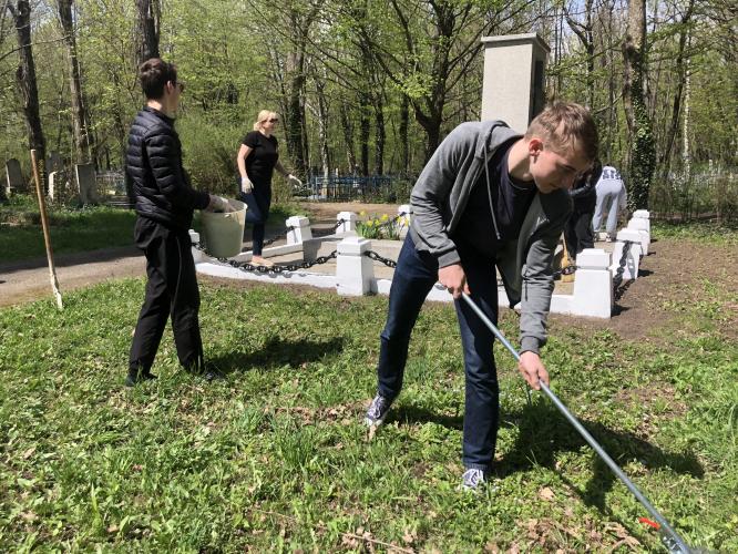 Participation of students in the annual ecological and patriotic project "Clean Memory" in Danilovsky cemetery