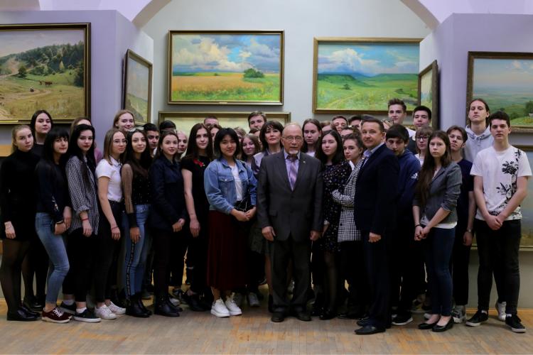 Students of Stavropol State Agrarian University visited the art gallery of landscapes of Honored Artist of Russia Pavel Moiseevich Grechishkin