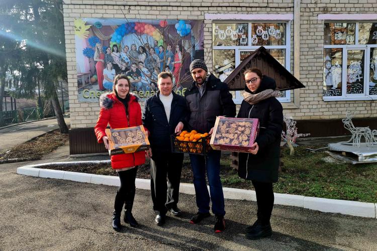 On the eve of the New Year holidays, students of the Stavropol State Agrarian University did not leave anyone unattended