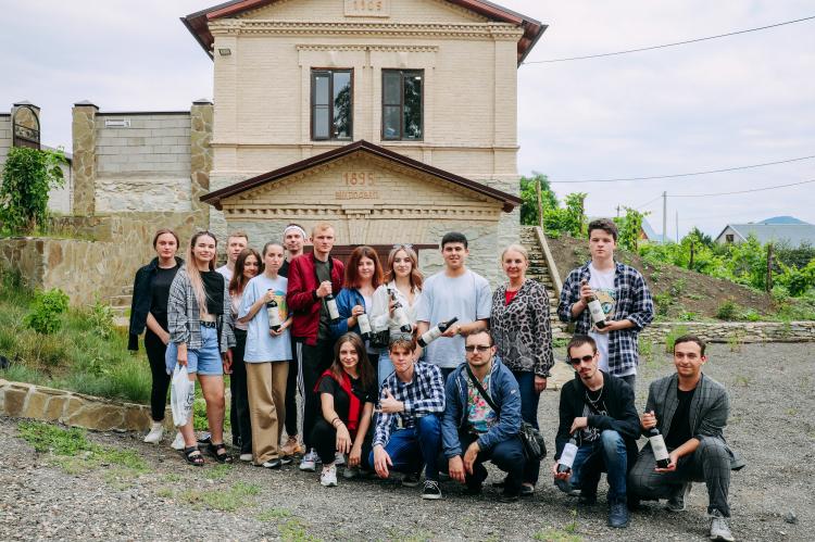 Future winemakers and technologists visit an old wine estate in Minvody