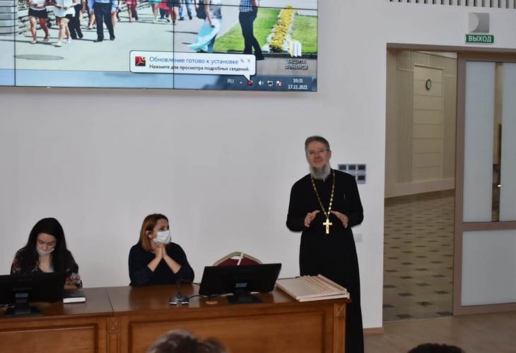 Meeting of first-year students with Father Vladimir