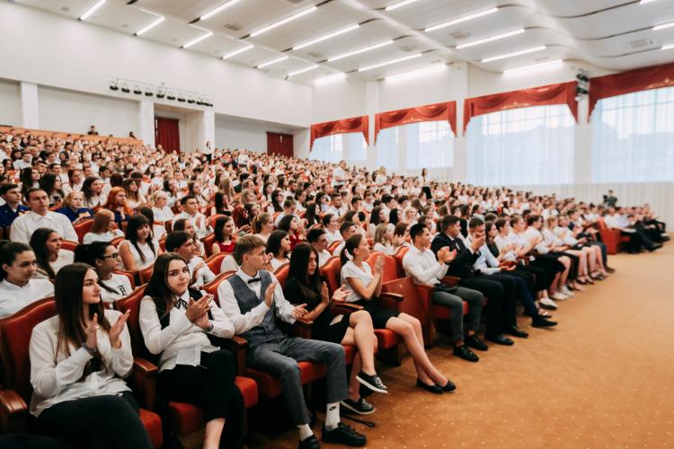 In the assembly hall of the new educational and laboratory building, the traditional meeting of the rector of Stavropol State Agrarian University with student activists took place