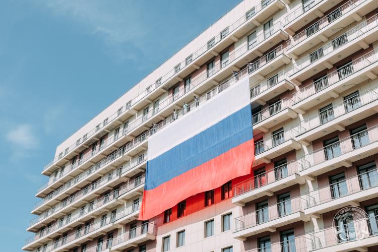The biggest tricolor decorated the facade of the student dormitory of Stavropol State Agrarian University