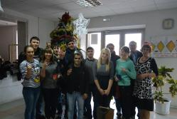 С первокурсниками возле елки