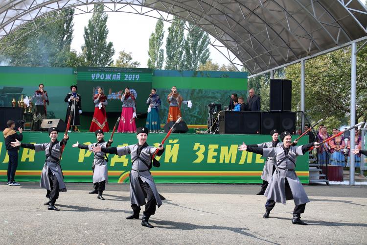 Выставка племенных животных и птицы, сельскохозяйственной техники, машин и оборудования и праздничных мероприятиях, посвящённых завершению уборки урожая зерновых культур 2019 года